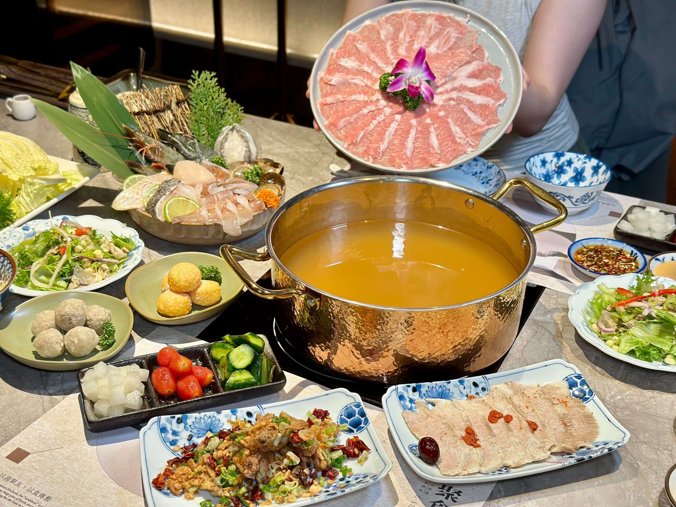 聚食釜台式頂級蝦湯鍋物