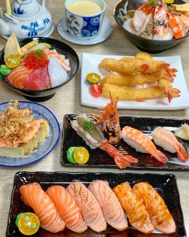超高CP值🥰
-
📍 #花火日本料理
-
主打平價且高CP值的「花火日本料理」不只個個份量實在，現點現做的餐點更能吃出食材本身的鮮甜度，更棒的是店內的白飯及味噌湯都可以免費續加，喜歡日本料理的你一定要收藏起來💕
-
海鮮控必點的「花火海景丼」共有鮭魚、鮪魚、花枝、干貝、星鰻、天使紅蝦、鯡魚、蟹膏、龍蝦沙拉及鮭魚卵十種，浮誇程度直接讓我為之一亮，一整碗滿滿的海鮮絕對是海鮮控的最愛，若是食量較小「花火小盛丼」也是不錯的選擇☺
-
再來推薦我的最愛「松露奶油干貝烏龍麵」入口不只能吃得到滿嘴的松露香，奶油的味道也拿捏得剛剛好，真的很讚💕加價$149元還可升級套餐，一次滿足沙拉、茶碗蒸及土瓶蒸好幸福！
-
還有鮭魚控必點的「鮭魚三部曲」一次可以吃得到鮭魚、炙燒鮭魚及炙燒焦糖鮭魚三種，最喜歡炙燒焦糖鮭魚，不只能吃到鮭魚本身的鮮甜，脆口的焦糖帶有炙燒的香氣好完美🤩還有「花火三鮮」、「炸蝦天婦羅」及「明太子玉子燒」都不能錯過，每一款都好深得我心，一定要試試🥳
-
#tainan #tainanfood #taiwan #Donna吃台南 #相機食先 #台南 #台南市 #台南美食 #臺灣美食 #臺南 #台湾美食 #台湾 #中西區 #中西區美食 #台南午餐 #台南晚餐 #平價美食 #排隊美食 #台南美食地圖 #日本料理 #日式料理 #鮭魚 #炙燒鮭魚 #丼飯
-
📞062233336
🏠台南市中西區國華街三段273號
🕰週一至週日11:00-14:00 / 17:00-21:00 (週二公休)