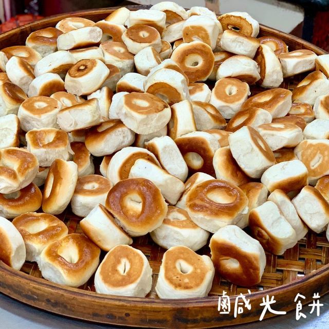 一吃就愛上的古早味💕
-
📍 #金合和糕餅
-
以鹹光餅起家的「金合和糕餅」不只有台版小貝果之稱，紮實的口感也很讓人印象深刻，每一口都能吃得到淡淡的麵粉香融合著鹹香，真的會越嚼越香，不一會兒，一包直接秒殺不誇張，好吃到直接變成常客😍
-
#Xinzhuang #newtaipeicity #taiwan #ching_eat #Donna吃新莊 #新莊 #新莊區 #新莊美食 #新北 #新北市 #新北美食 #台灣美食 #台灣 #台湾美食 #台湾 #新莊點心 #新莊下午茶 #新北下午茶 #古早味
-
📞 02 2277 0348
🏠 新北市新莊區新莊路269號
🕰週一至週六08:00-21:00
🚇新莊捷運站2號出口步行5分鐘